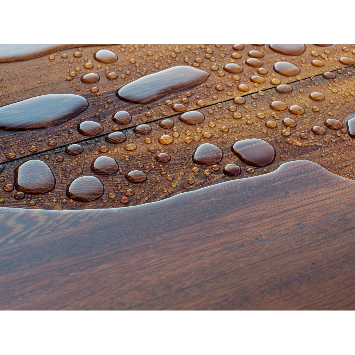 Abperlender Bootslack: Wasserabweisende Oberfläche auf Holz, Farbton Schwedenrot.