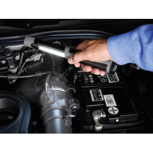 Hand hält OBI Mini LED-Leuchte 10+1 im Motorraum zur Ausleuchtung.