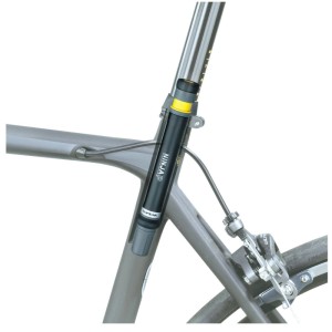 Topeak Ninja P Fahrradpumpe, schwarz, diskret in der Sattelstütze eines grauen Fahrrads integriert. Kompakte Minipumpe.