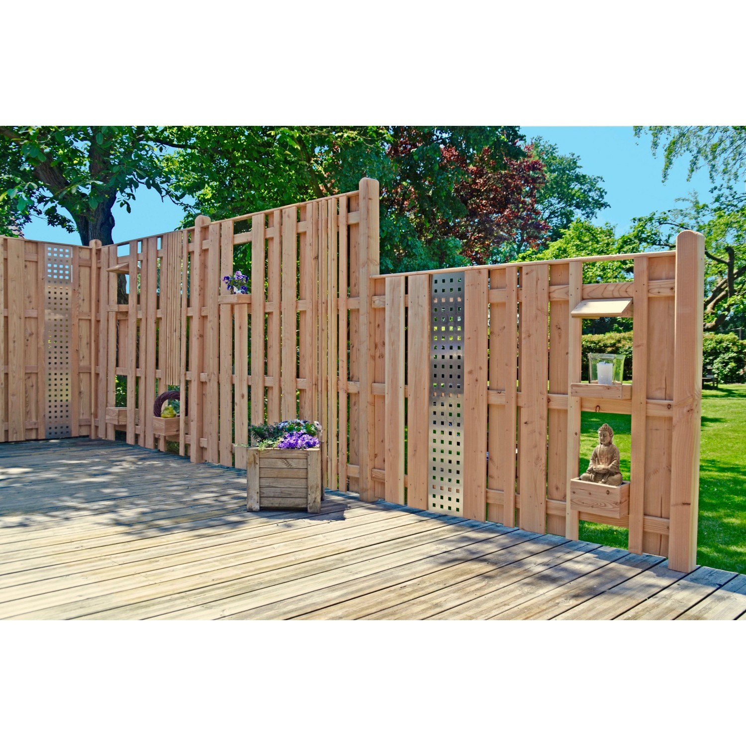 T & J Sichtschutzzaun Aalborg aus Lärche, 180x180cm, mit Edelstahl-Details und Bepflanzung im Garten.