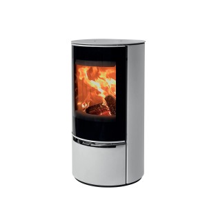 Weißer Aduro Kaminofen 17.1 Lux mit Glasfront und brennendem Holz. Kaminofen für gemütliche Wärme.