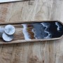 Holztablett mit Epoxidharz-Design (schwarz-weiß) und Untersetzern aus CreativEpoxy Resin 20.