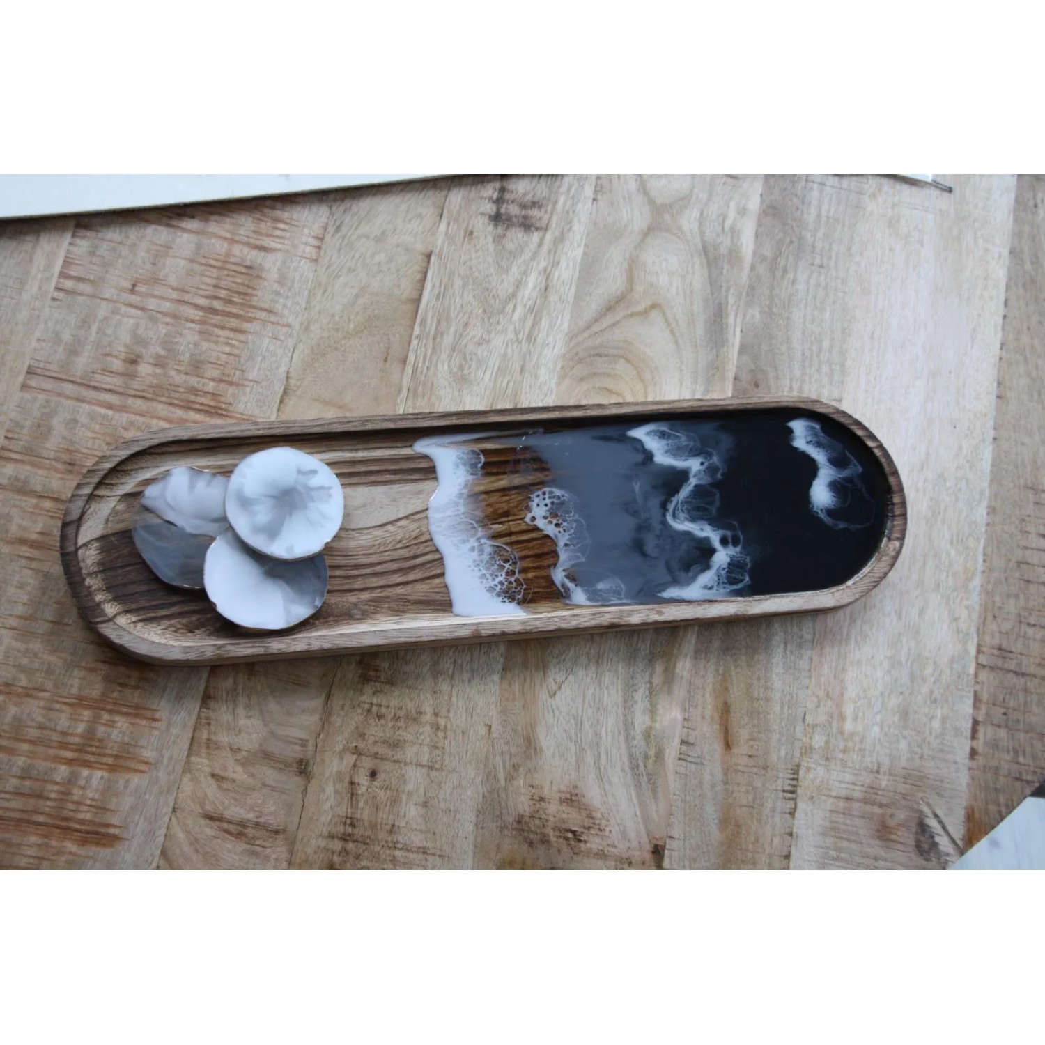 Holztablett mit Epoxidharz-Design (schwarz-weiß) und Untersetzern aus CreativEpoxy Resin 20.