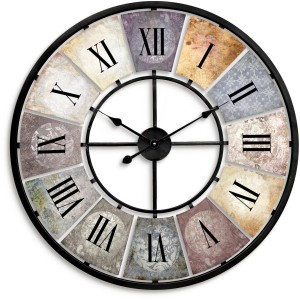 Große, bunte Wanduhr im Vintage-Stil mit römischen Ziffern und schwarzem Metallrahmen.