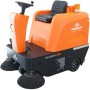 Orange-schwarze Daewoo Aufsitz Kehrmaschine mit Sitz, Lenkrad und zwei Seitenbürsten für effiziente Bodenreinigung.