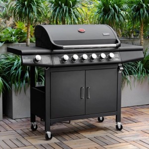 Schwarzer Taino Red 6+1 Gasgrill auf Holzterrasse. Verfügt über 6 Edelstahl-Brenner, Seitenbrenner, Seitenablagen und Unterschrank.
