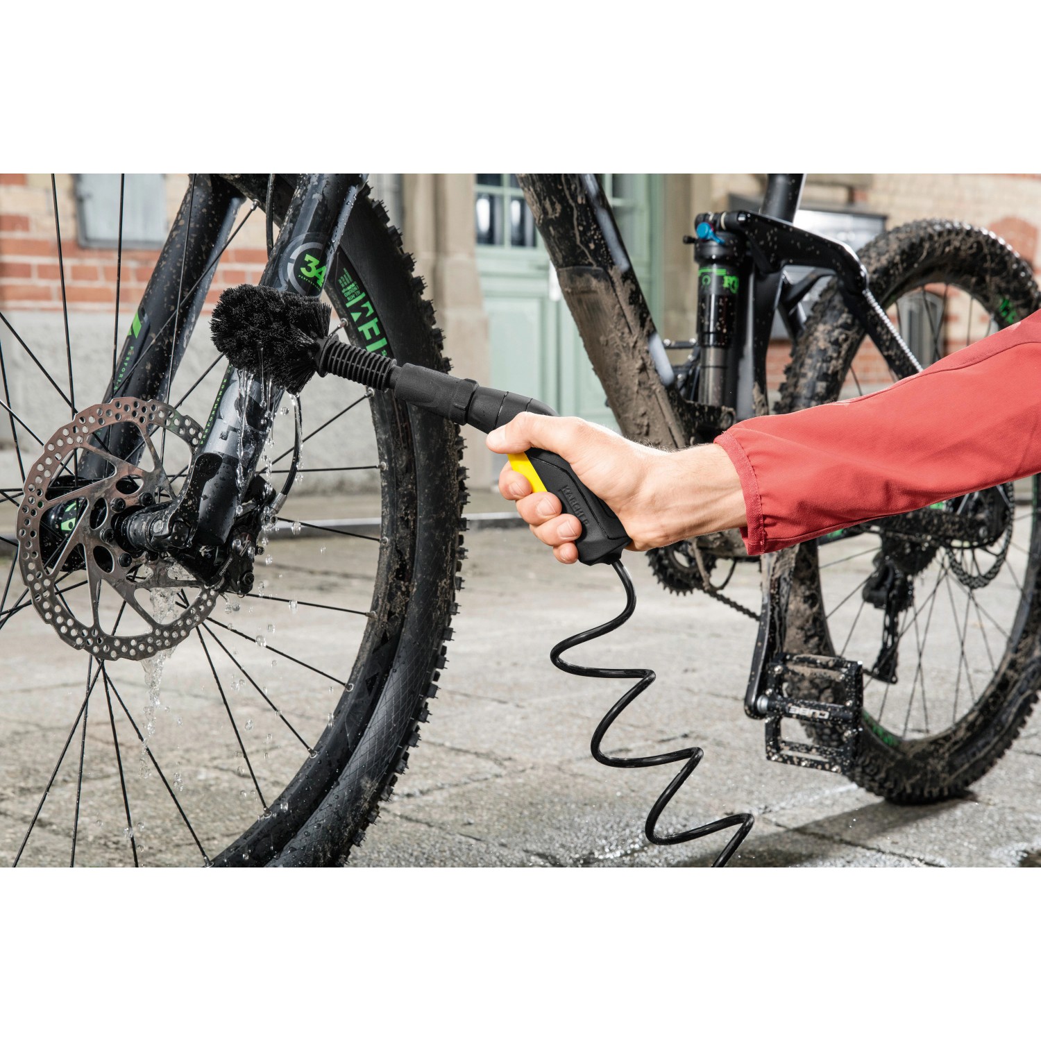 Kärcher Zubehörbox Bike für OC 3 im Einsatz: Fahrradreinigung mit Bürste und Outdoor Cleaner.