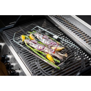 Enders Fisch- und Gemüsehalter aus Edelstahl mit Fisch, Zwiebeln und Gemüse auf dem Grill.