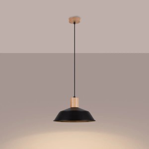 Schwarze Sollux Lighting Pendelleuchte Fano mit Holzdetails. Skandinavisches Design für Lampen & Leuchten.