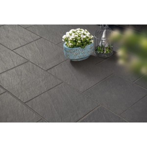 Diephaus Siva Terrassenplatten Schwarz-Basalt in Schieferoptik. Strukturierte Oberfläche für stilvolle Außenbereiche.
