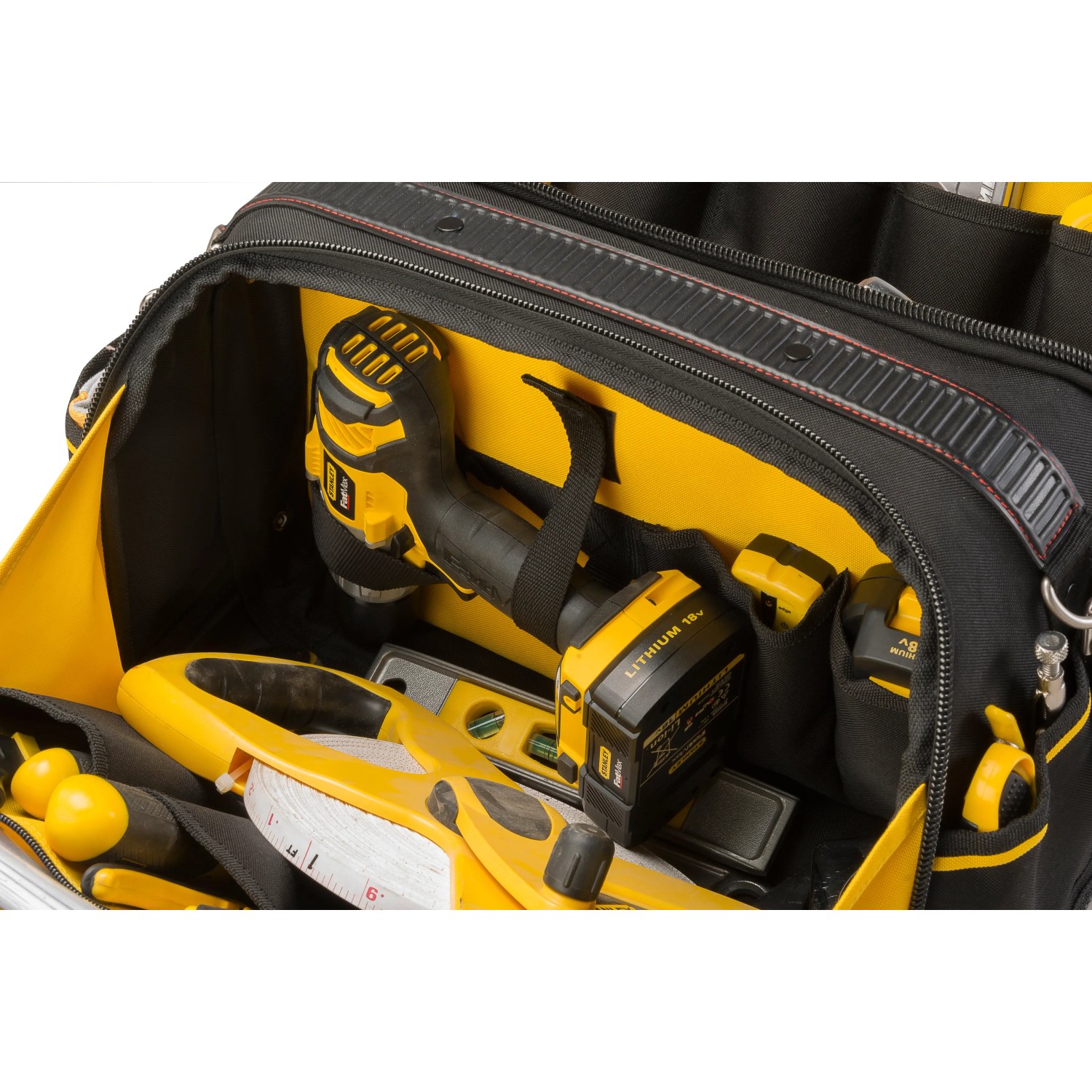 Offene Stanley FatMax Werkzeugtasche FMST1-73607 mit Werkzeugen.
