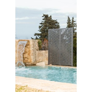 Eleo Sichtschutz Roya Metall, anthrazitfarbener Gartenzaun mit filigranem Muster am Pool.