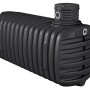 Schwarzer Promo Erdtank 4100 L mit Schachtverlängerung für die Regenwassernutzung im Garten.