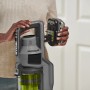 Ryobi Akku-Staubsauger RSVS18-0 One+ mit eingesetztem Akku. Ideal für die Reinigung von Teppichen und Hartböden.
