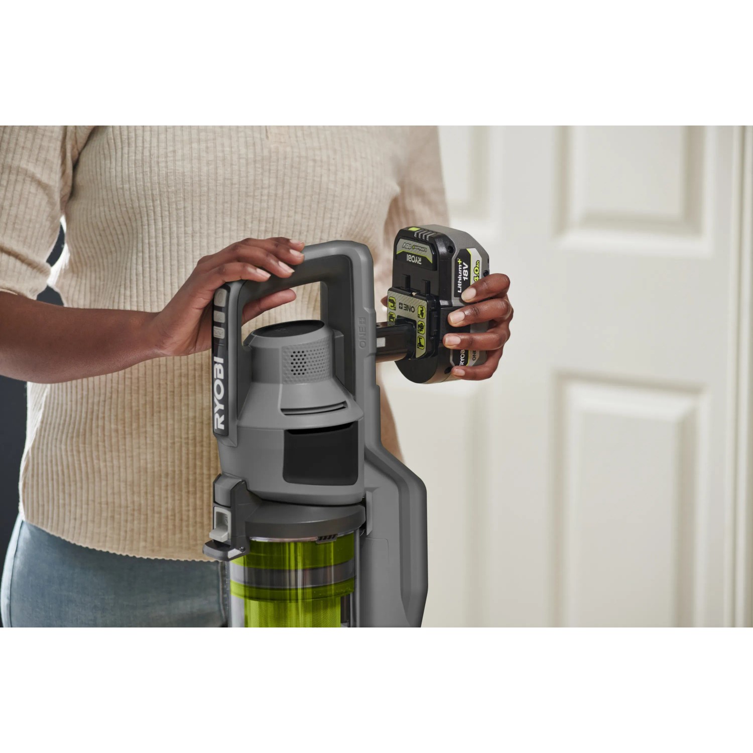 Ryobi Akku-Staubsauger RSVS18-0 One+ mit eingesetztem Akku. Ideal für die Reinigung von Teppichen und Hartböden.