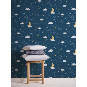 Vliestapete mit Wolken, Mond und Sternen in Blau und Weiß für das Kinderzimmer.