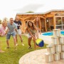 Bunte Relaxdays Jonglierbälle beim Dosenwerfen im Garten. Erwachsene spielen mit dem Spiel & Spaß Set.