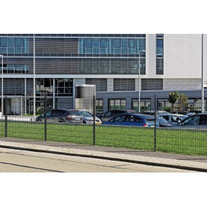 Anthrazitfarbenes Metallzaun-Set Doppelstabmatte, 120 cm hoch, zum Einbetonieren, vor Gebäude.