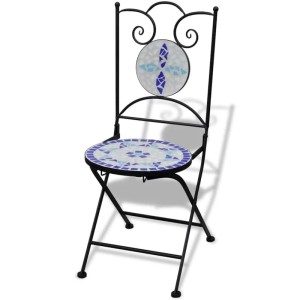 Klappbarer Bistrostuhl mit blau-weißem Keramik-Mosaikmuster auf Sitz und Rückenlehne, schwarzer Eisenrahmen.
