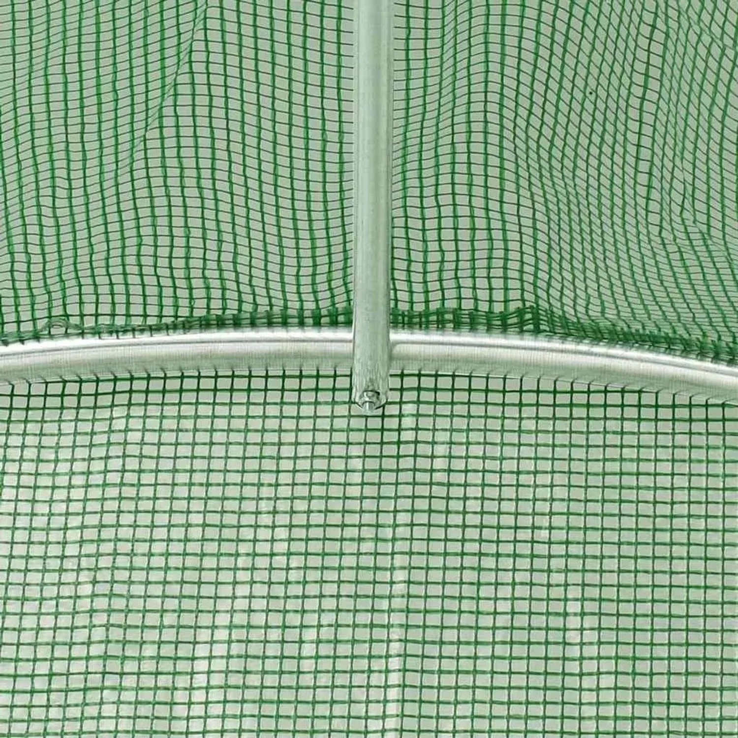 Grüne PE-Abdeckung mit Gittermuster und verzinkter Stahlrahmen des Gewächshauses im Detail.