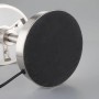 Runder, gebürsteter Metallfuß der Lindby Jolie Tischlampe mit schwarzer Unterseite und Kabelanschluss. Design-Tischlampe.