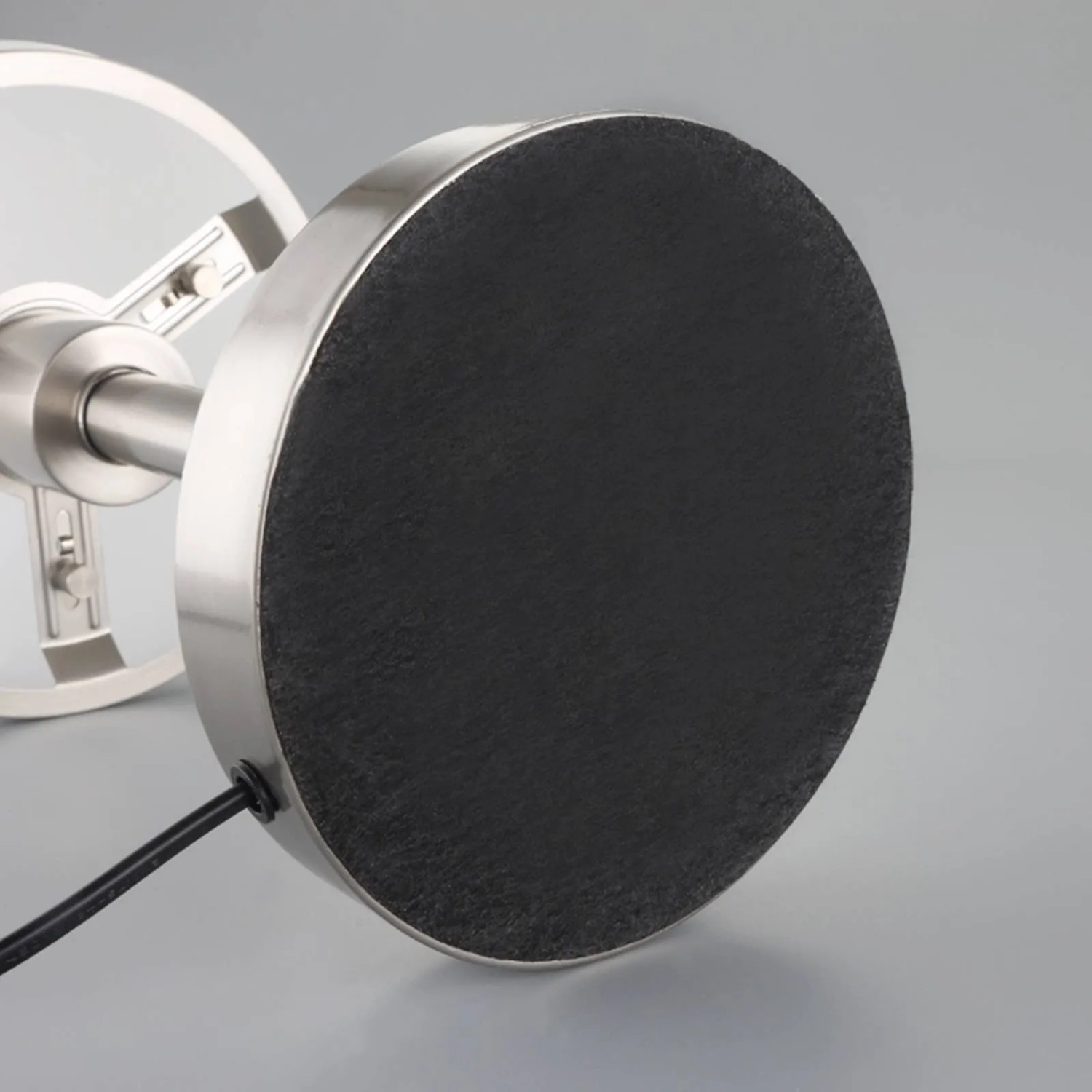 Runder, gebürsteter Metallfuß der Lindby Jolie Tischlampe mit schwarzer Unterseite und Kabelanschluss. Design-Tischlampe.