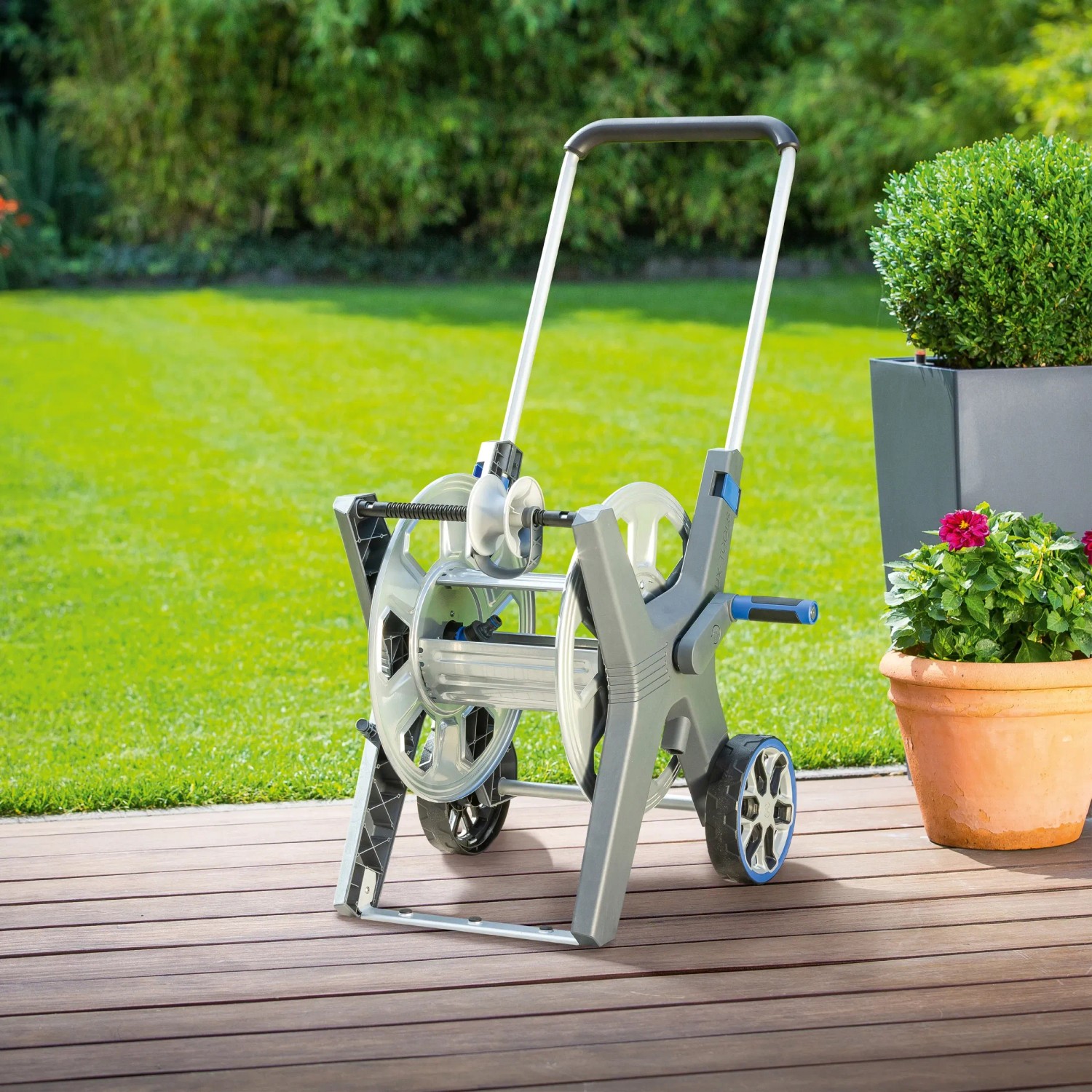 LUX Schlauchwagen Professional aus Metall für Gartenschläuche, mobil und robust.