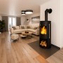 Schwarzer Haas+Sohn Kaminofen Stahl 5,5 kW mit Automatik im Wohnzimmer mit Holzscheiten.