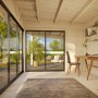 Innenansicht Palmako Gartenhaus Andrea Slide, grau, mit Schiebetüren und Holzfußboden.