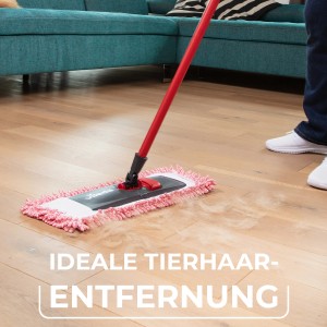 Vileda Style Chenille Bodenwischer im Einsatz auf Holzboden. Reinigungsgerät mit rotem Stiel und weiß-rotem Bezug.