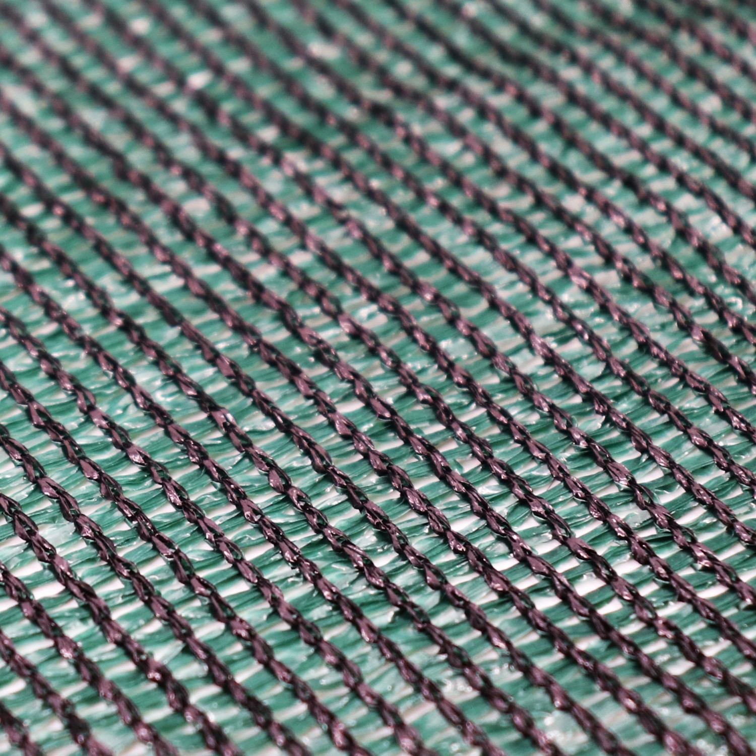 Detailaufnahme des grünen Aquagart Maulwurfnetzes (200m², 2m breit, 150g) als Maulwurfsperre.