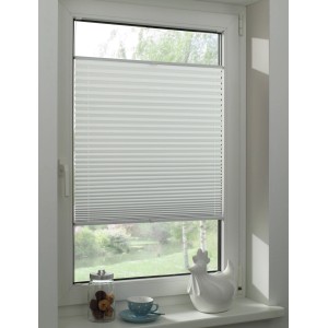 Weißes Gardinia Plissee Concept Thermo zur Abdunklung am Fenster montiert.