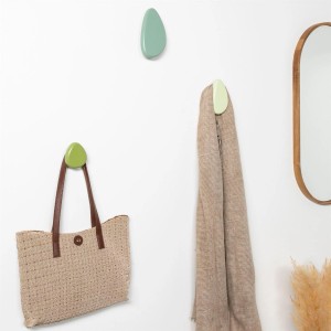Terra Home Wandhaken Set, 3 grüne Garderobenhaken im skandinavischen Design an der Wand.