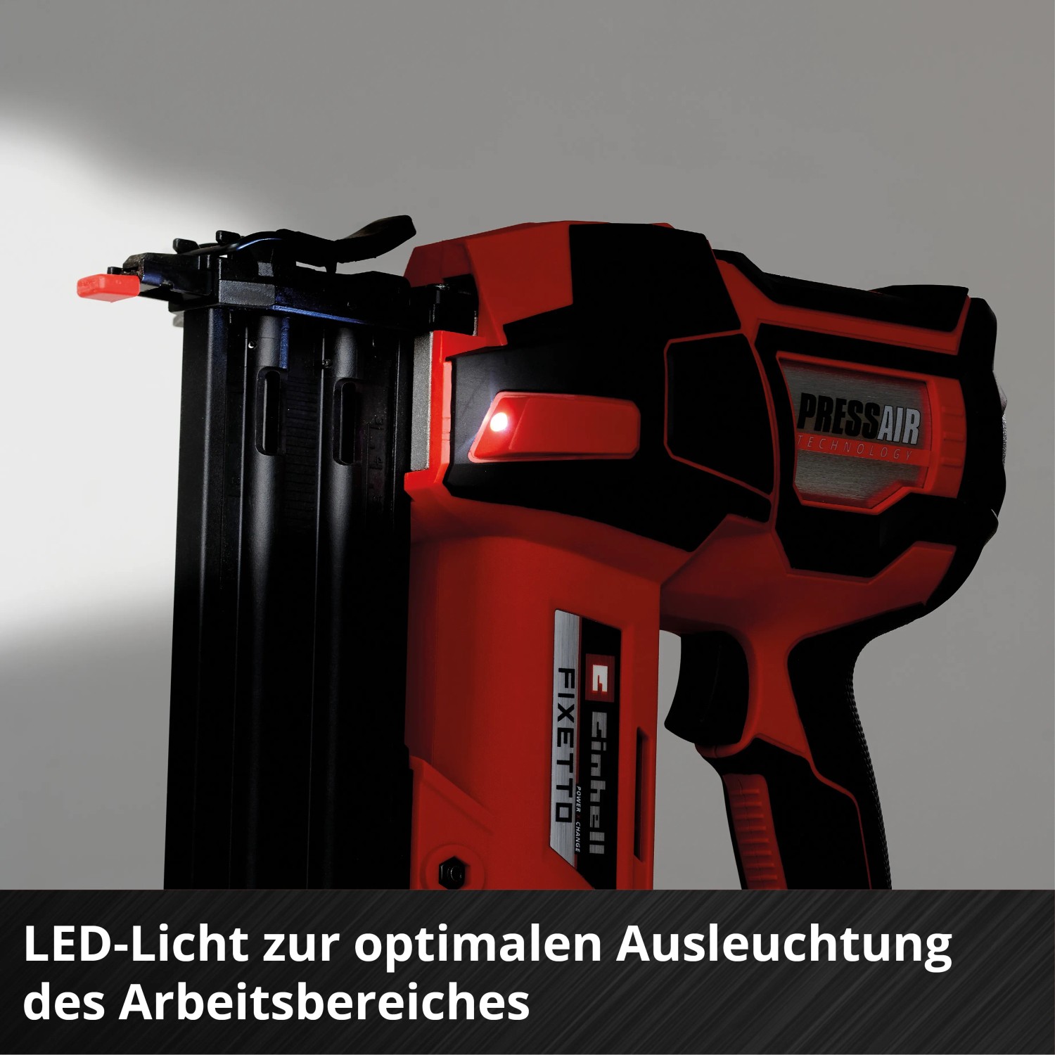 Einhell Akku-Nagler Fixetto 18/50 N: Detailaufnahme der Nagelpistole mit LED-Licht.