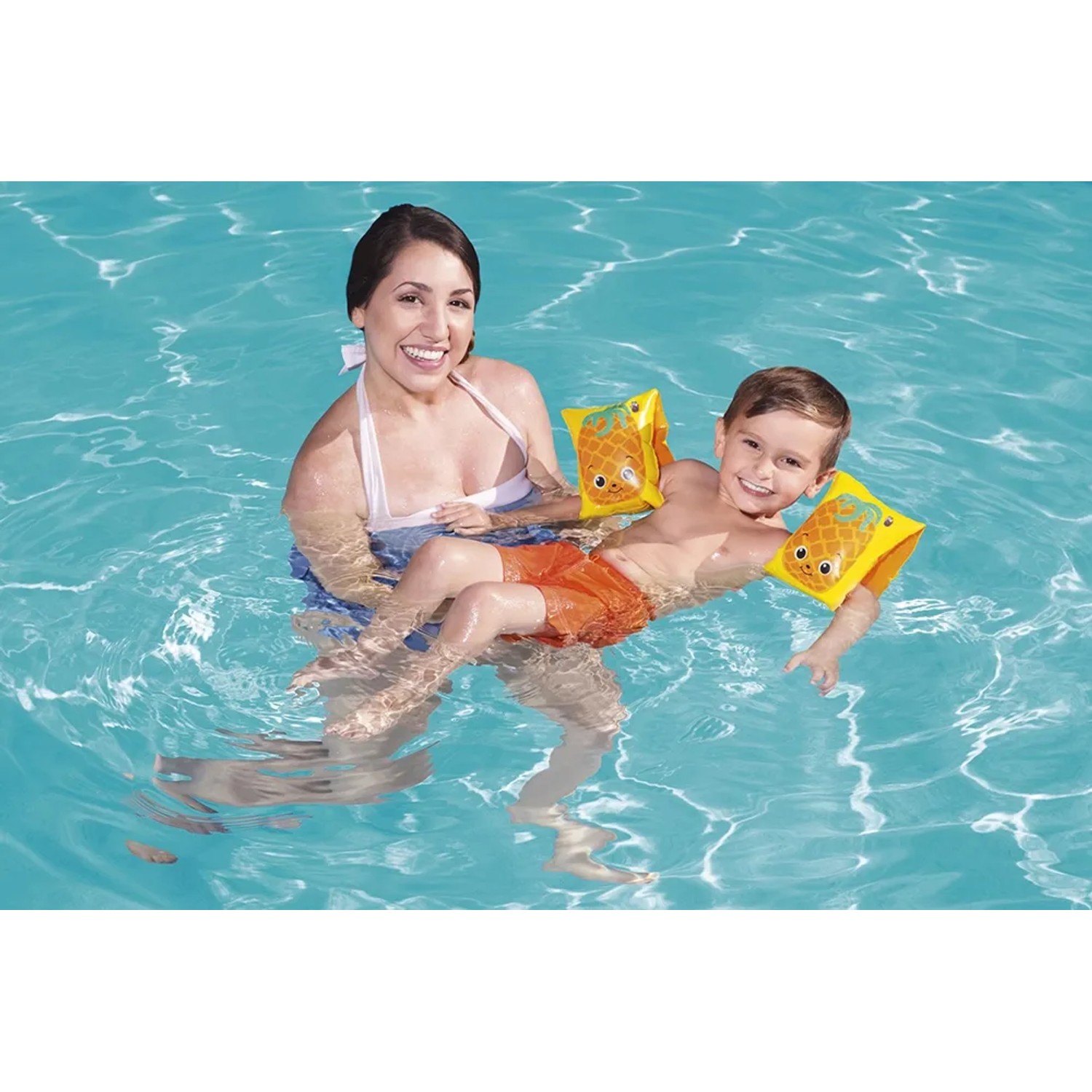 Kind mit gelben Bestway Früchte-Schwimmflügeln im Pool, Ananas Design, 23x15 cm.