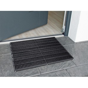 Schwarze Fußmatte (38,5x59cm) zur Schuhreinigung im Außenbereich vor einer Tür.
