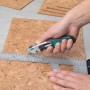 Wolfcraft Profi-Dual-Sicherheitsmesser schneidet Korkplatte mit Winkel. Messer mit Trapezklinge.