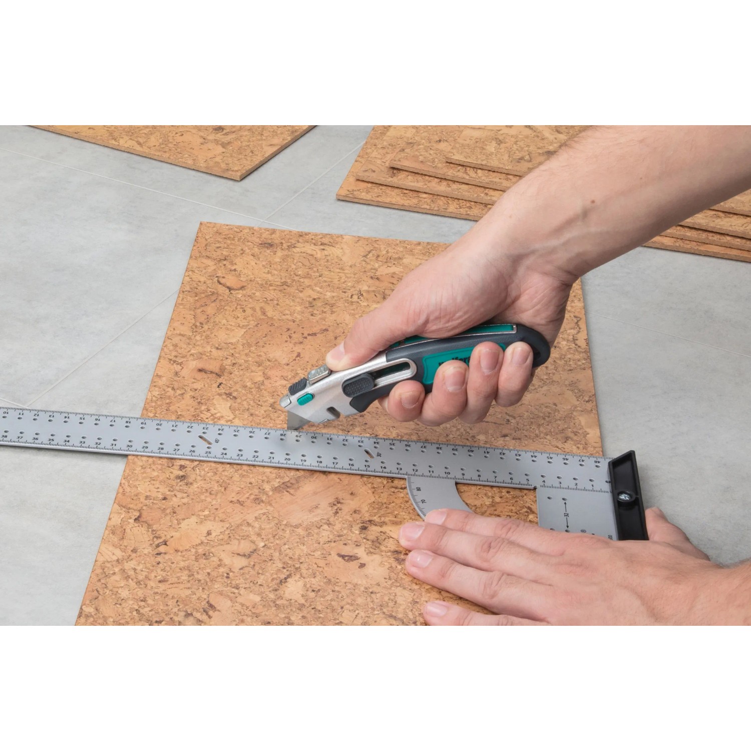 Wolfcraft Profi-Dual-Sicherheitsmesser schneidet Korkplatte mit Winkel. Messer mit Trapezklinge.