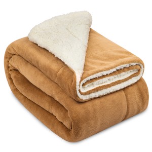 Beige-weiße Beautissu Alina Kuscheldecke (150x200cm) mit weicher Lammfelloptik.