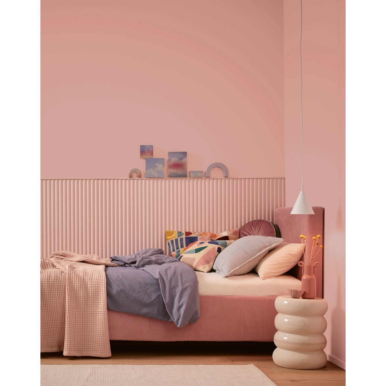 Zimmer in Altrosa mit Alpina Wandfarbe Pure Farben Altrosa und Bett.