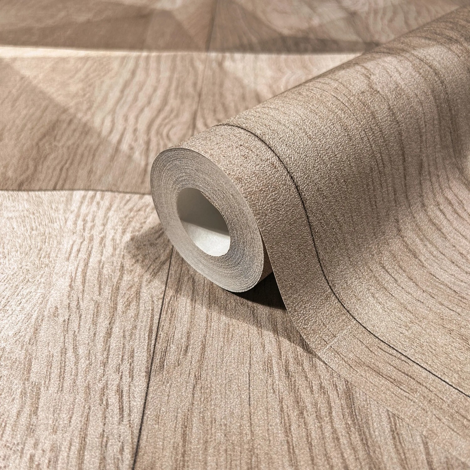 Beige Marburg Vliestapete GZSZ in 3D Holzoptik, Rolle. Dekorative Tapete mit fühlbarer Struktur.