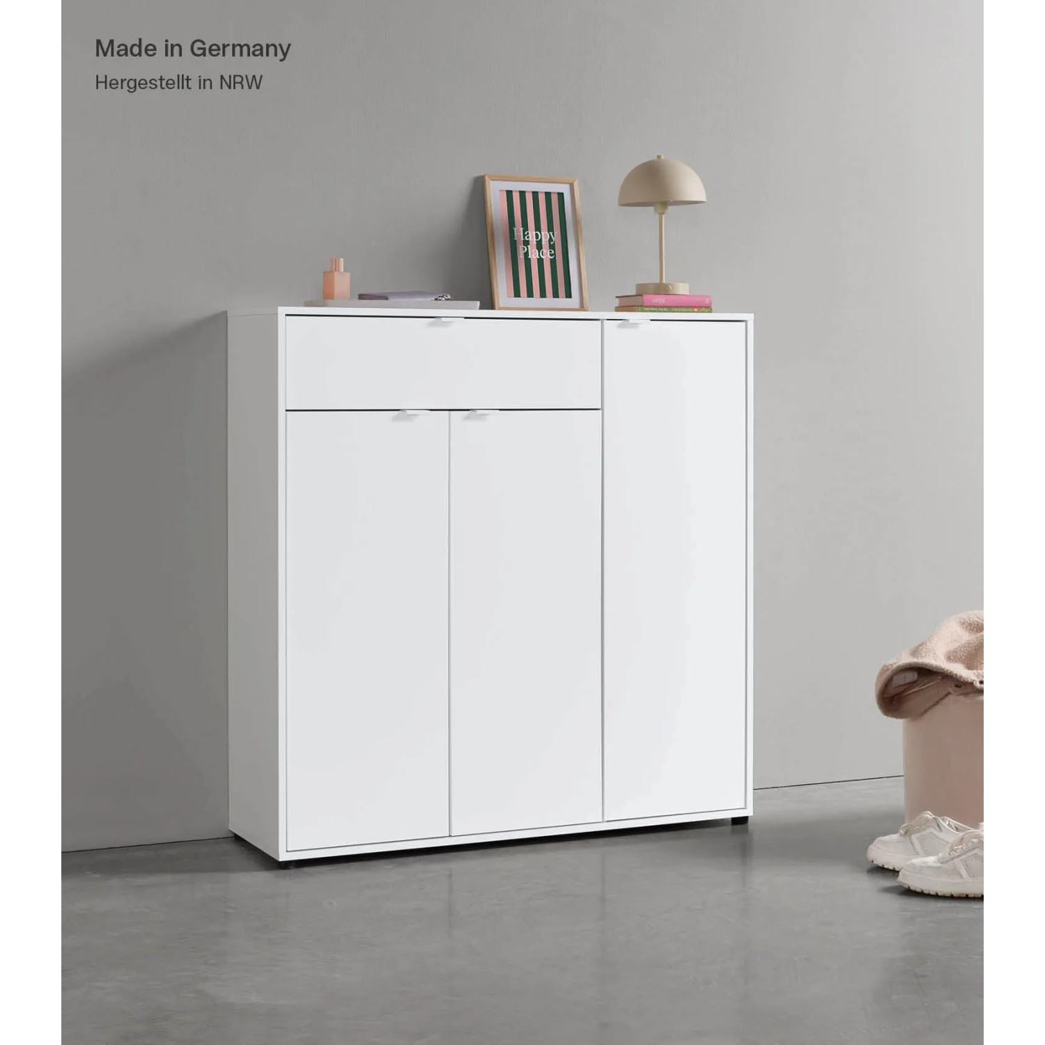 Weißer mokebo Schuhschrank "Der Concierge" mit zwei Türen und Schublade. Flurschrank oder Sideboard.