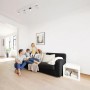 Philips LED-Spot 4er Star Weiß im Wohnzimmer mit Familie unter der Lampe.