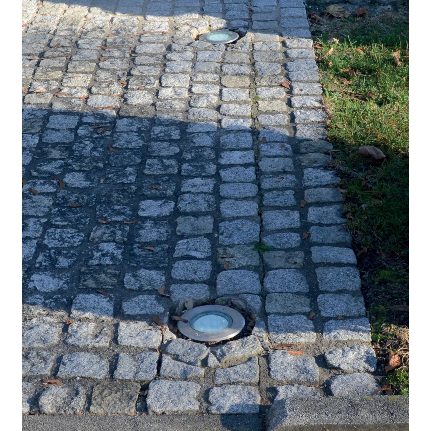 Bodeneinbauleuchte Forto Stahl-Blank in Pflastersteinen. Runde LED-Leuchte für den Außenbereich.