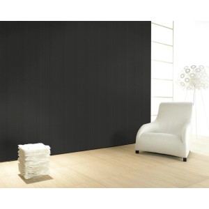 Glööckler Vliestapete Imperial Uni Streifen Schwarz im Raum mit Sessel und Lampe.