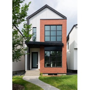 Hausfassade mit Elabrick Verblender Oregon, 24x7,1 cm. Rote Backsteinoptik, modern.