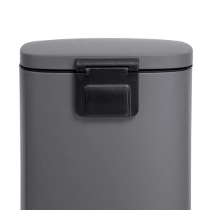 Nahaufnahme des grauen Svita TQ30 Treteimers. Der Deckel mit Softclose-Funktion zeigt einen schwarzen Verschluss. 30L Abfallbehälter.