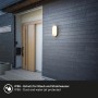 Schwarze Briloner LED Wandleuchte mit Bewegungsmelder und IP65 Schutz an Hauswand.