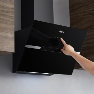 Schwarze CIARRA Dunstabzugshaube 60cm mit Touch Control und App-Steuerung in Betrieb.