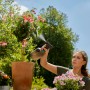Frau benutzt Gardena EasyPump Pumpsprüher 1 l zum Besprühen von Pflanzen.